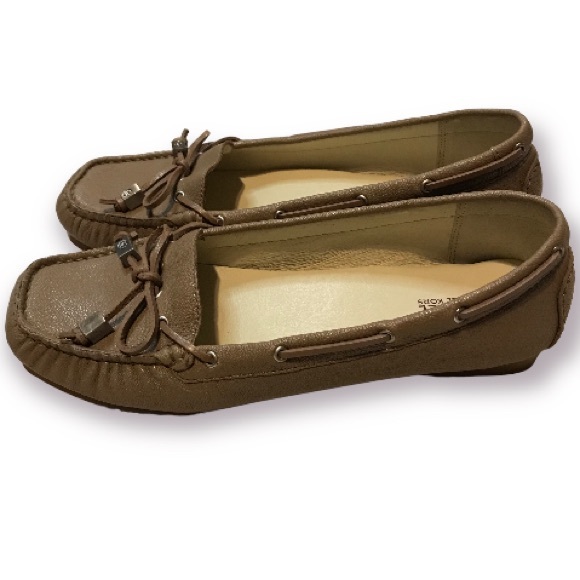 MICHAEL KORS CREAMY TAUPE LOAFERS. - Picture 2 of 8